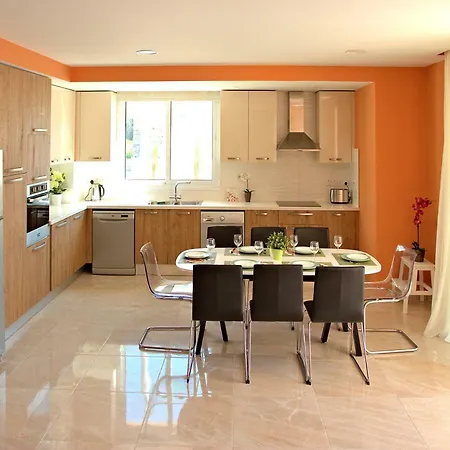 Orange Near Beach With Swimming Pool * Píla